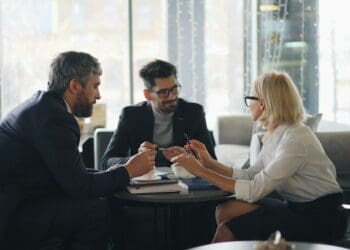 Private banking wealth management meeting — Hype Luxury